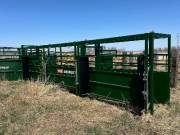 2018 Arrowquip Hydraulic Cattle Chute (Model CP106)